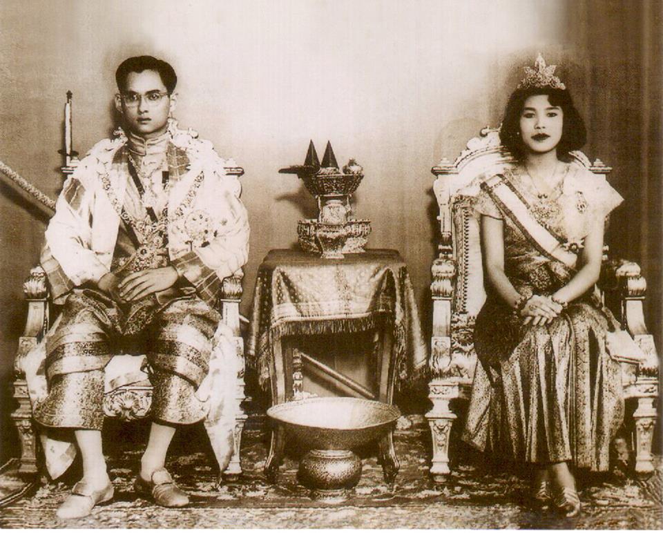 König Rama IX. und Königin Sirikit an ihrem Hochzeitstag im Srapathum-Palast, 28. April 1950