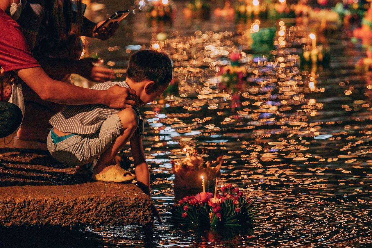 Thailand feiert: Die faszinierenden Feste Songkran und Loy Krathong entdecken!